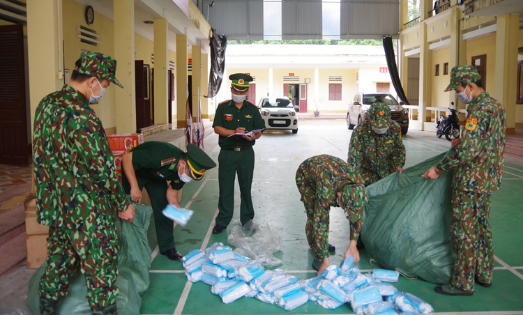 Cán bộ, chiến sĩ Đồn Biên phòng Tân Thanh kiểm đếm số tang vật mà đơn vị bắt giữ ngày 2/8/2020.