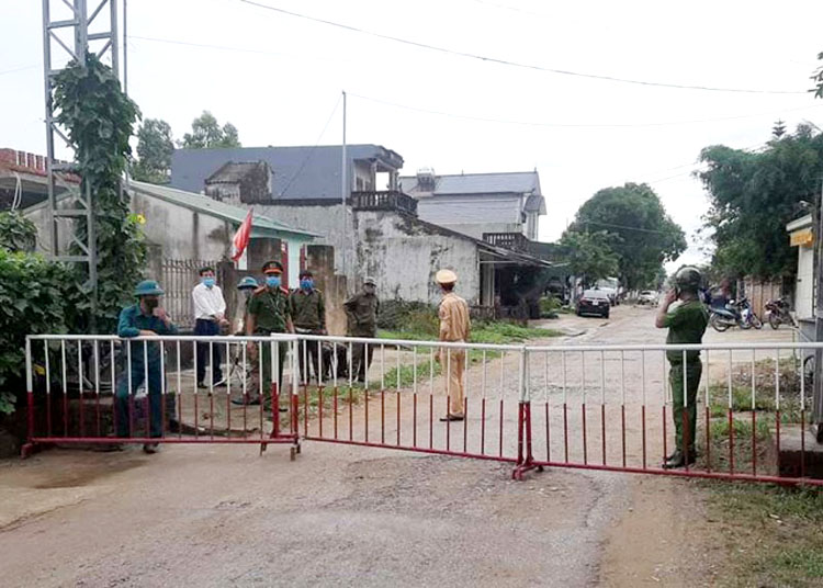 Lực lượng chức năng phong tỏa khu phố Nam Bắc, phường Quảng Vinh.