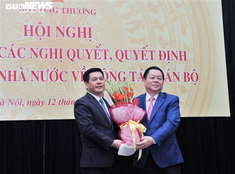 Trưởng ban Tuyên giáo Trung ương Nguyễn Trọng Nghĩa (bên phải) chúc mừng tân Bộ trưởng Công Thương Nguyễn Hồng Diên.