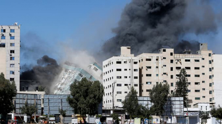 Tòa nhà có các văn phòng truyền thông quốc tế bị đánh sập hôm 15/5. (Ảnh: Reuters)