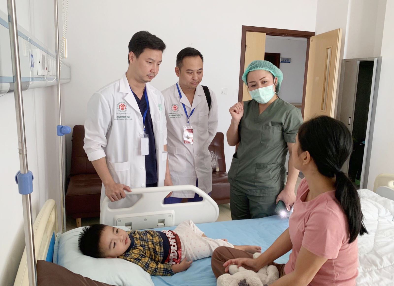 bác sĩ Minh (bìa trái) hướng dẫn đồng nghiệp thăm khám, tư vấn cho bệnh nhân.