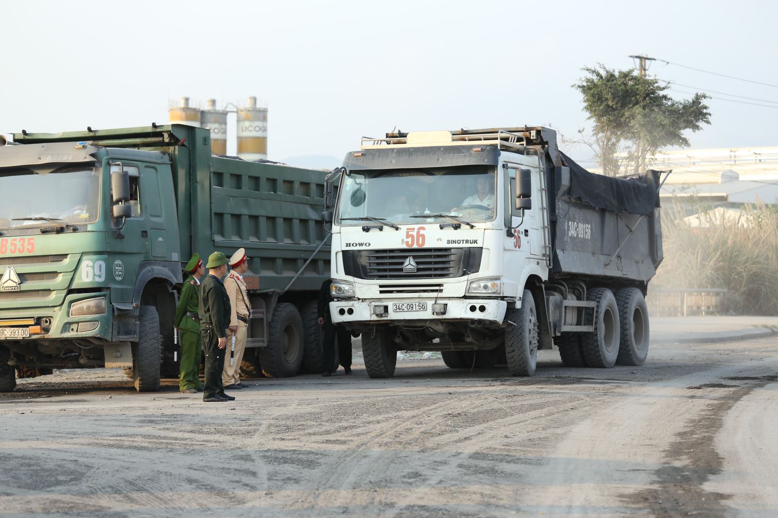 Ngay sau phản ánh của phóng viên VOV Đông Bắc, thành phố Hạ Long đã ra quân quyết liệt xử lý tình trạng xe quá tải, cơi nới thành thùng chạy trên các tuyến đường cấm của thành phố.