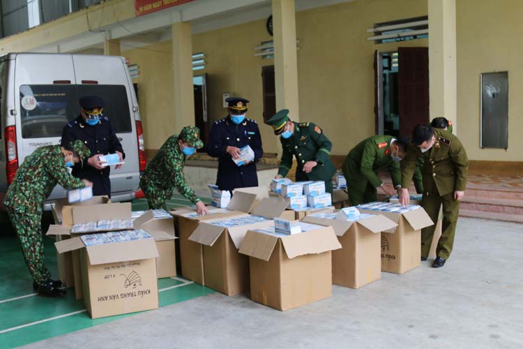 Lực lượng chức năng tỉnh Lạng Sơn kiểm đếm mặt hàng khẩu trang xuất lậu thu giữ được tại khu vực biên giới cửa khẩu Tân Thanh,  huyện Văn Lãng. 
