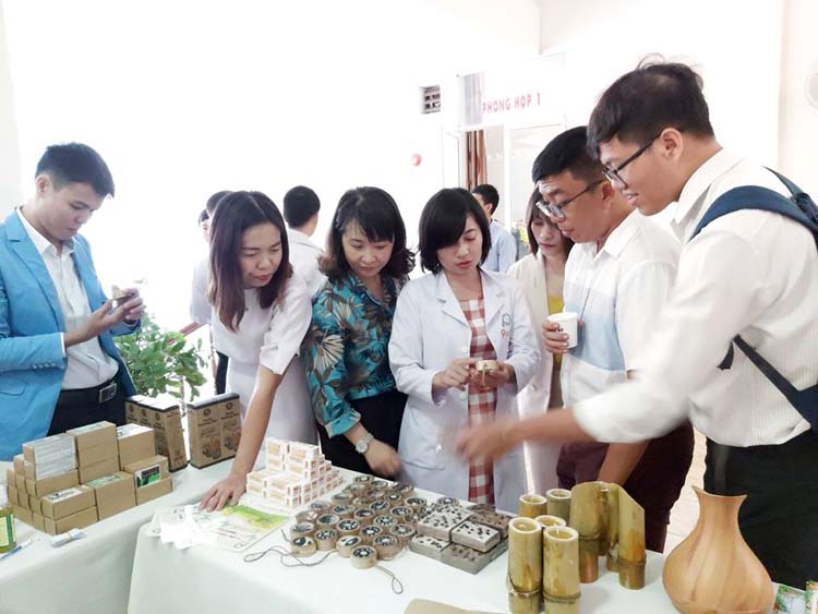 Chị Phạm Thị Thu Hằng giới thiệu các sản phẩm do mình làm ra tại Hội thảo Khởi nghiệp đổi mới sáng tạo Đắk Lắk - Cơ hội và thách thức.