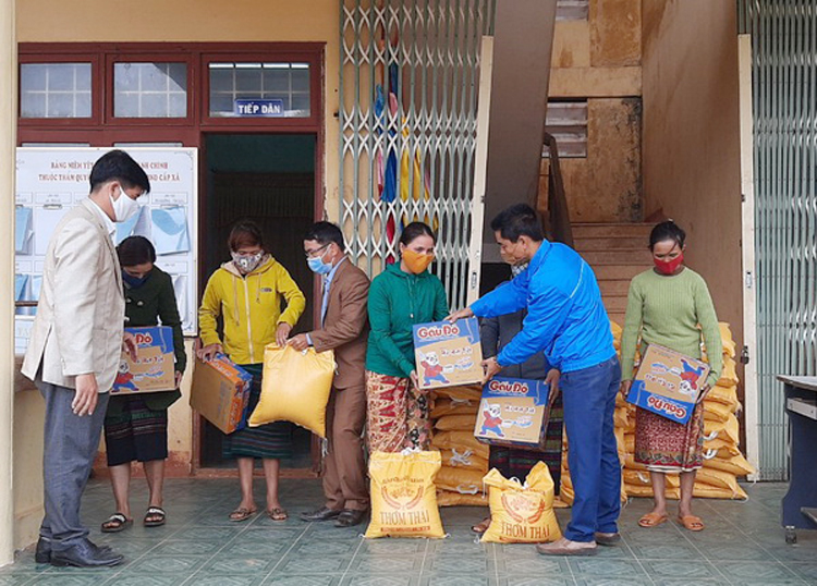 Huyện Hướng Hóa, tỉnh Quảng Trị đã mua 18,5 tấn gạo, hơn 100 thùng mì ăn liền giúp 1.850 hộ nghèo đặc biệt khó khăn tại 21 xã, thị trấn.