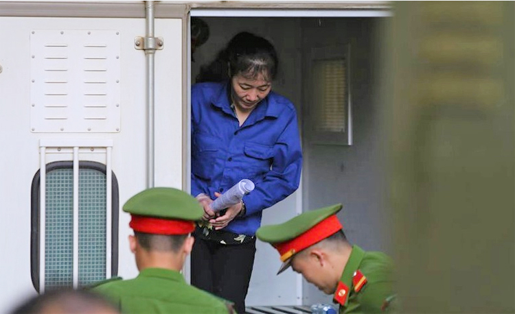 Bị cáo Nguyễn Thị Hồng Nga được cán bộ trại giam đưa đến phiên tòa xét xử vụ án gian lận thi cử hồi giữa tháng 10/2019.