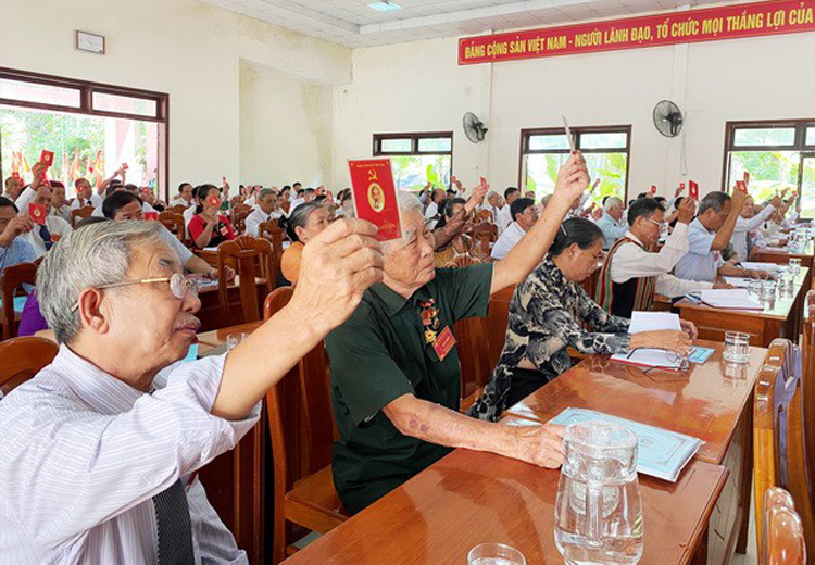 Đại biểu Đại hội Đảng bộ thị trấn Trà My, huyện Bắc Trà My biểu quyết tại đại hội.
