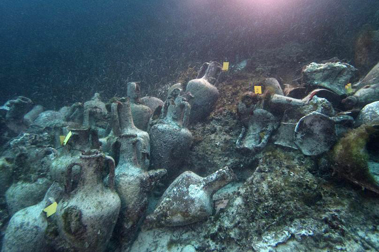 Những chiếc bình cổ nằm dưới đáy biển từ vụ đắm tàu khoảng năm 425 trước công nguyên (Ảnh: theo euronews)