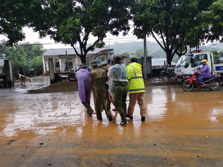 Ngay khi nước rút, các lực lượng khẩn trương hỗ trợ người dân khắc phục hậu quả mưa lũ.