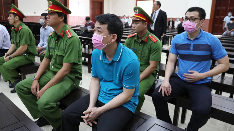Bị cáo Nguyễn Minh Hùng đeo khẩu trang dự phiên toà sáng nay.
