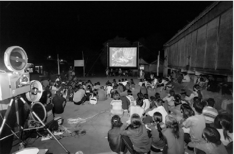 Máy chiếu phim và rạp chiếu phim cùng nhau giúp tác phẩm điện ảnh chinh phục được khán giả. (Ảnh: internet)