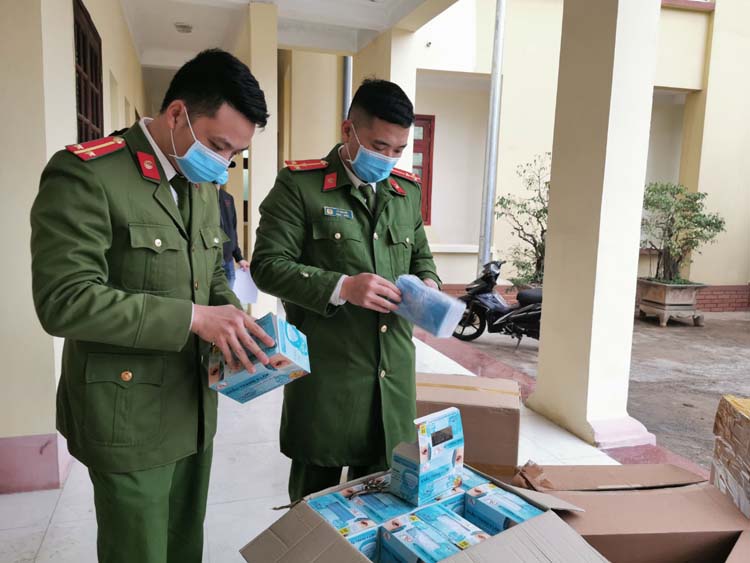 Công an huyện Cao Lộc, tỉnh Lạng Sơn kiểm tra mặt hàng khẩu trang thu giữ tại biên giới xã Bảo Lâm, huyện Cao Lộc.