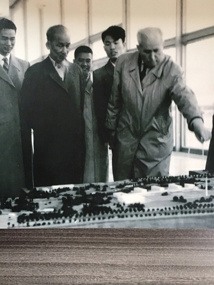 Bác Hồ trong một chuyến thăm Liên Xô những năm 1960, ông Vũ Khoan đứng phía sau Bác (thứ 2 từ phải sang). Ảnh tư liệu