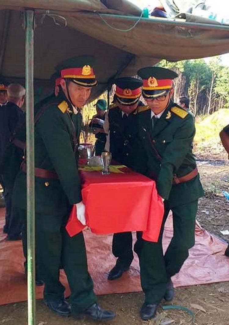 Hài cốt liệt sĩ được đưa về nghĩa trang liệt sĩ huyện Phước Sơn.