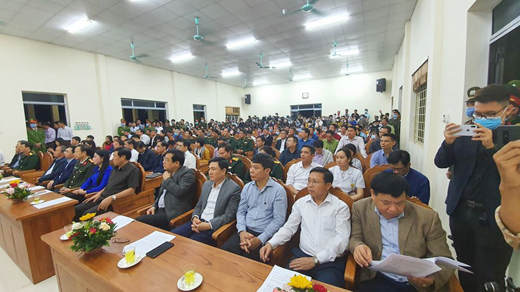 Toàn cảnh lễ công bố dỡ bỏ phong toả tại xã Sơn Lôi vào tối 3/3/2020.