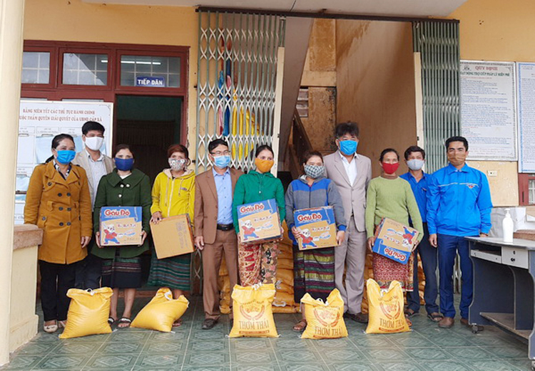 Hỗ trợ gạo cho đồng bào nghèo tại xã Hướng Việt, huyện Hướng Hóa gặp khó khăn do ảnh hưởng dịch bệnh.