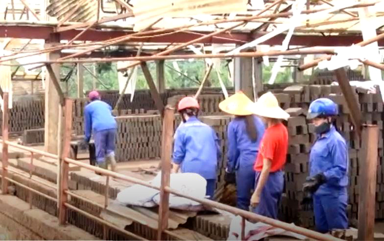 Công nhân một xưởng sản xuất gạch ở Yên Bái tập trung khắc phục hậu quả mưa lốc gây ra.