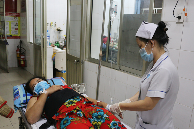 Chị Nguyễn Thị Suốt vẫn chưa hết bàng hoàng sau vụ tai nạn.