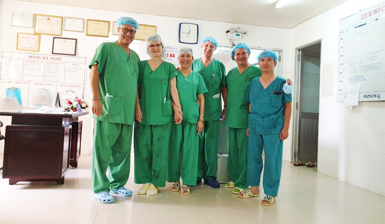 Đoàn giáo sư Buchser Thụy sĩ chuyển giao điều trị đau mãn tính cho các Bác sĩ tại khoa Gây mê hồi sức. (Bác sĩ Đào đứng giữa).
