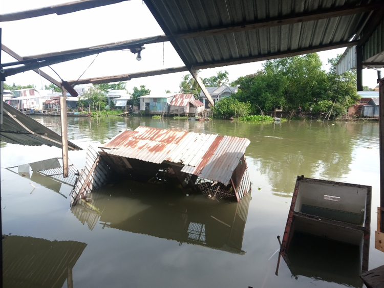 Sạt lở tại sông Trà Nóc - phường Trà An - quận Bình Thủy - vào 01 giờ ngày 20/6 làm phần sau của 13 căn nhà sạt xuống sông.