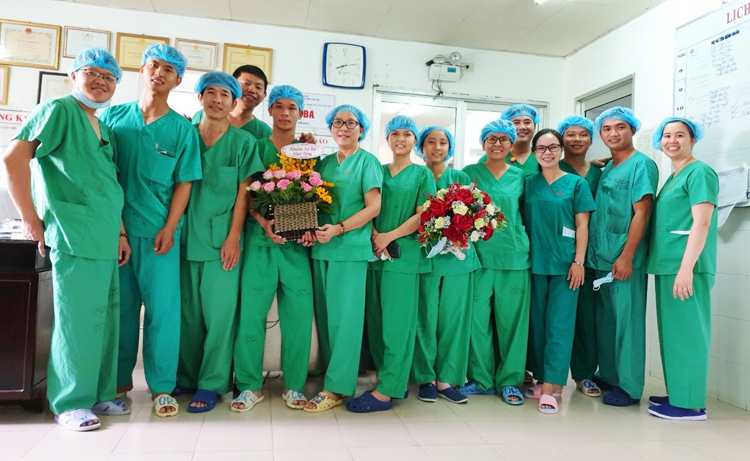 Các Bác sĩ học sơ bộ của Đại học Y dược Cần Thơ, tặng hoa cho bác sĩ Đào - là người hướng dẫn lớp nhân ngày Thầy thuốc.