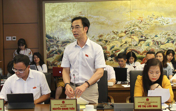 Đại biểu Nguyễn Quang Tuấn (Giám đốc Bệnh viện Bạch Mai) phát biểu.