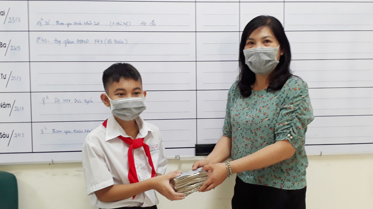 Cậu bé Ngô Tuấn Việt tặng hết số tiền dành dụm cho Ủy ban MTTQ thị xã Phú Mỹ, tỉnh Bà Rịa - Vũng Tàu để đóng góp cho chương trình phòng chống dịch Covid-19.