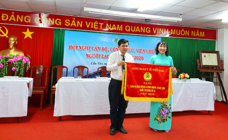 Bác sĩ Đào, nhận cờ thi đua do Công đoàn Y Tế Việt Nam trao tặng vì đơn vị hoàn thành xuất sắc nhiệm vụ năm 2019. 