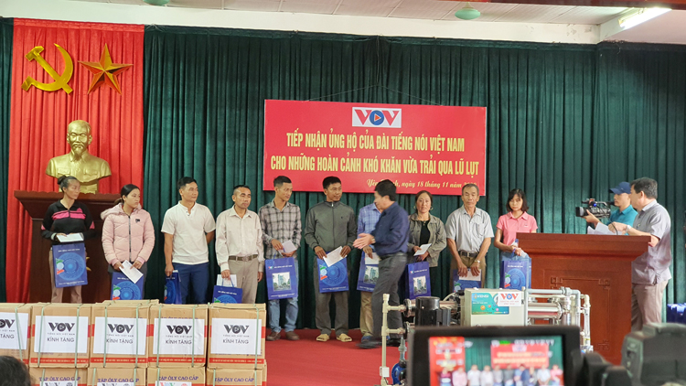 Ông Vũ Hải Quang, phó Tổng Giám đốc Đài TNVN đã trao các phần quà  cho hơn 40 hộ gia đình khó khăn. 