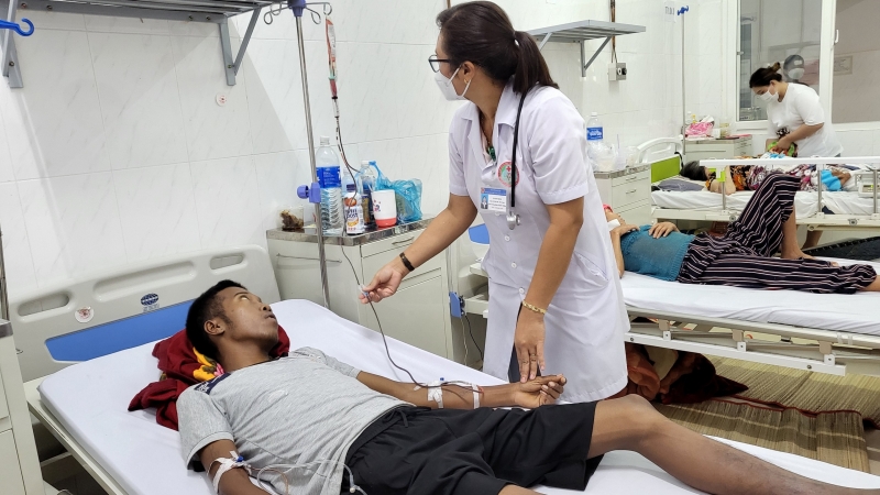Bệnh nhân truyền khối tiểu cầu điều trị bệnh sốt xuất huyết tại Bệnh viện Đa khoa Vùng Tây Nguyên. (Ảnh: Nam Trang)