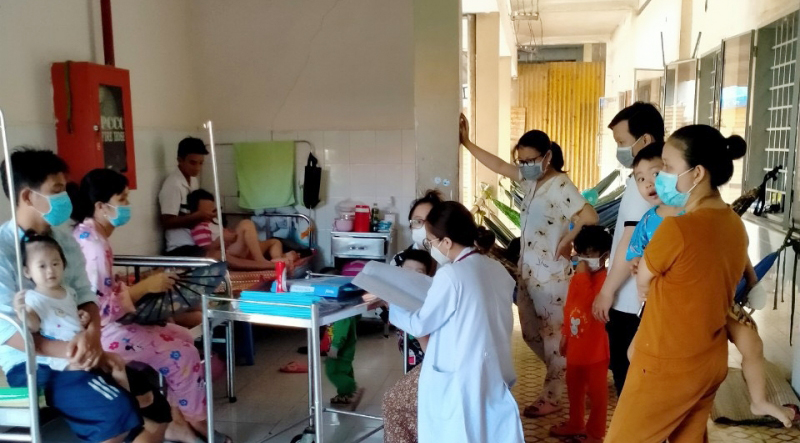 Khám điều trị bệnh SXH tại bệnh viện đa khoa khu vực Cai Lậy, Tiền Giang. (Ảnh: Nhật Trường)