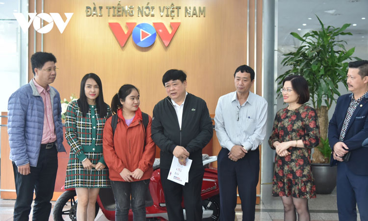 VOV trao tặng xe máy điện Vinfast cho sinh viên Phan Thị Nga, quê Hà Tĩnh.