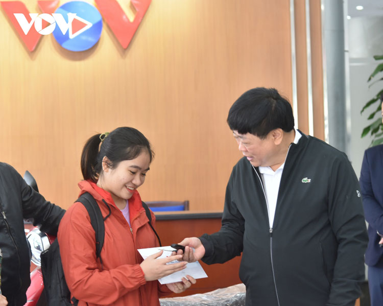 Tổng Giám đốc VOV Nguyễn Thế Kỷ trao chiếc chìa khóa xe máy điện cho em Phan Thị Nga.