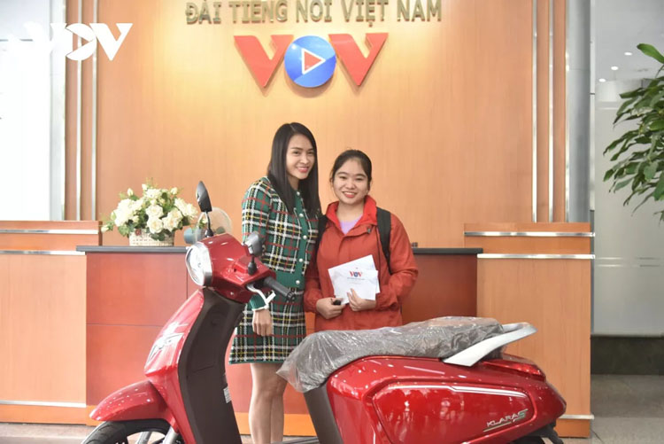 Bà Dương Thị Loan, Giám đốc Công ty TNHH Thương mại và Dịch vụ Truyền thông (SPLUS) chụp ảnh cùng với em Phan Thị Nga.