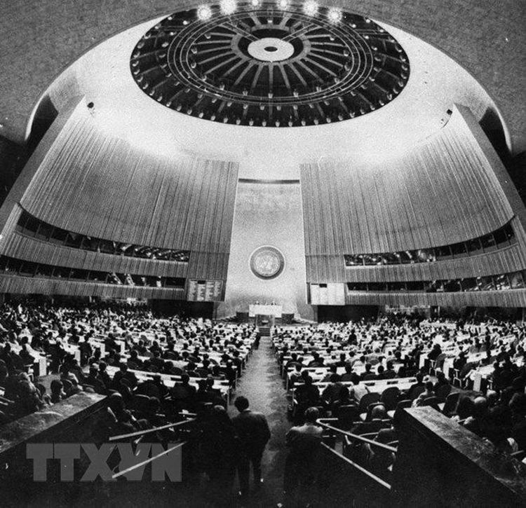 Phiên khai mạc Kỳ họp thứ 32 Đại hội đồng Liên hợp quốc tại New York (Mỹ) ngày 20/9/1977 thông qua Nghị quyết công nhận Việt Nam là thành viên của LHQ. (Nguồn: Tư liệu TTXVN)