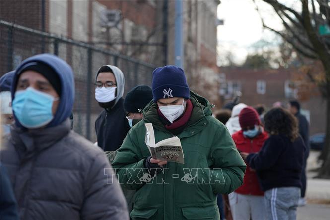 Người dân đeo khẩu trang phòng lây nhiễm Covid-19 ở New York, Mỹ. (Ảnh: AFP/TTXVN)