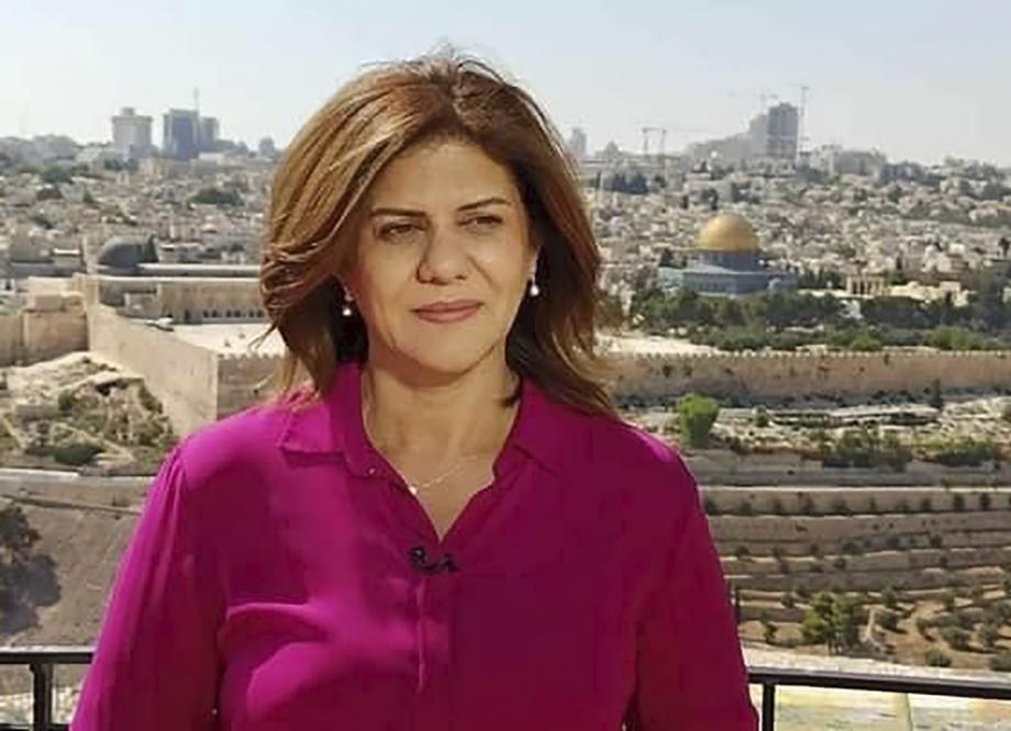 Nữ nhà báo Shireen Abu Akleh trong một buổi đưa tin trực tiếp tại khu vực thành phố cổ của Jerusalem. (Ảnh: Al Jazeera)