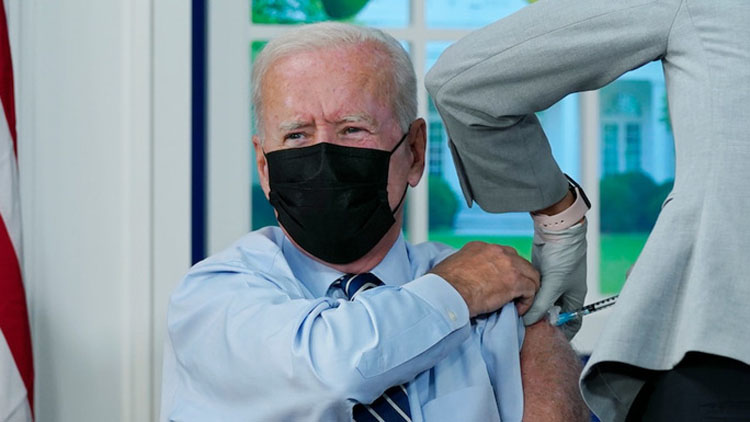 Tổng thống Mỹ Joe Biden tiêm vaccine liều tăng cường. (Ảnh: AP)