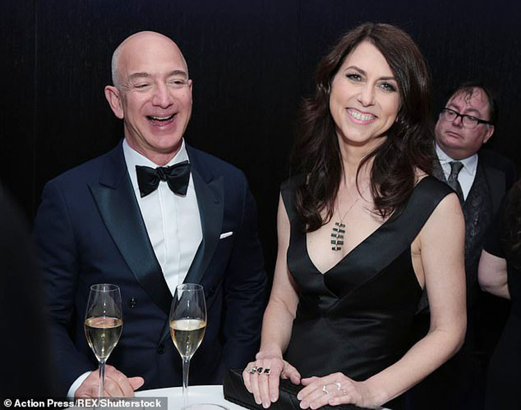Tỷ phú Bezos và vợ cũ. (Ảnh: REX)