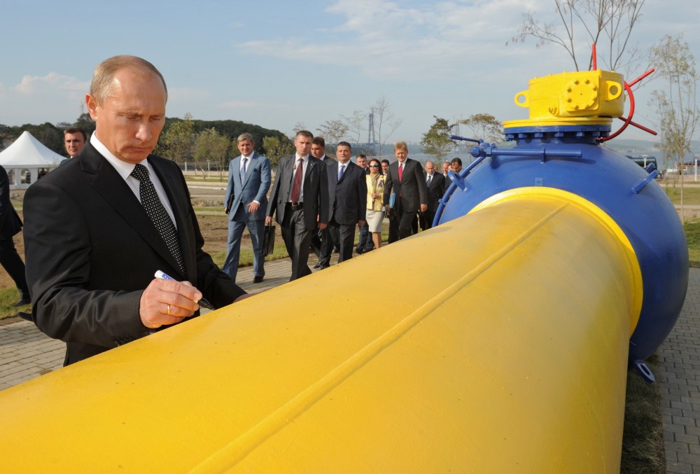 Tổng thống Nga Vladimir Putin ký tên trên một đường ống dẫn khí đốt tại Vladivostok, Nga vào năm 2011. (Ảnh: AFP)