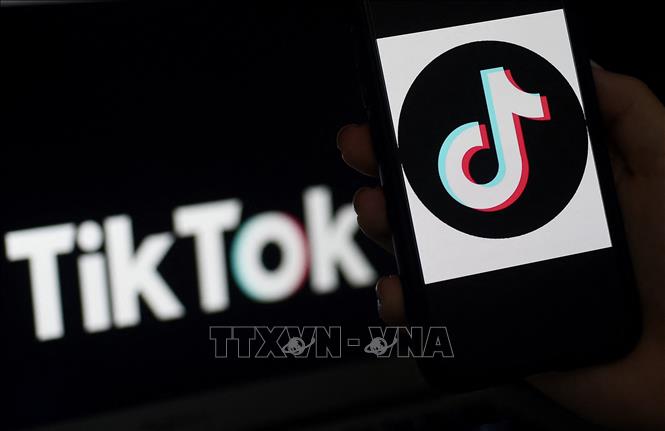 Biểu tượng ứng dụng truyền thông xã hội TikTok trên màn hình điện thoại tại Arlington, Virginia, Mỹ. (Ảnh: AFP/TTXVN)