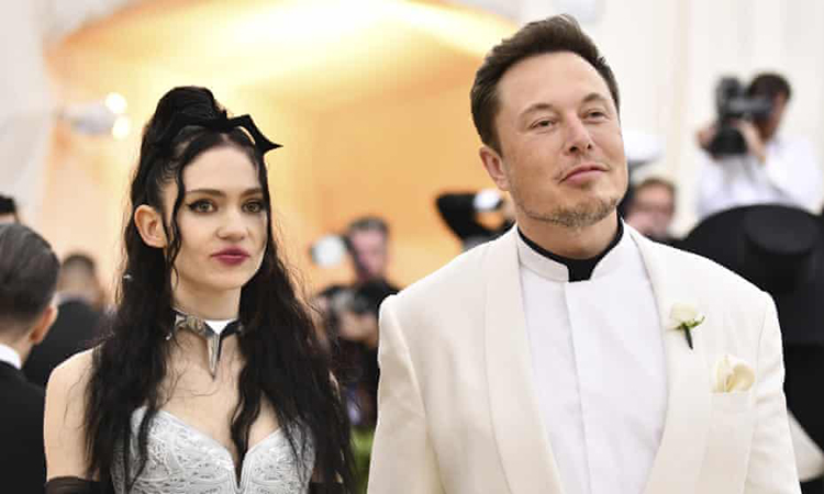 Elon Musk và ca sĩ Grimes - đôi tình nhân dị biệt. (Ảnh: The Guardian)