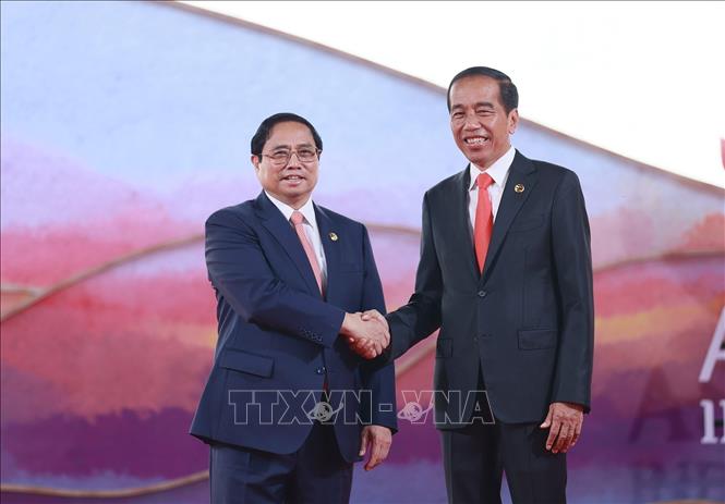 Tổng thống nước Cộng hòa Indonesia, Chủ tịch Hội nghị cấp cao ASEAN lần thứ 42, Joko Widodo đón Thủ tướng Phạm Minh Chính. (Ảnh: KT)