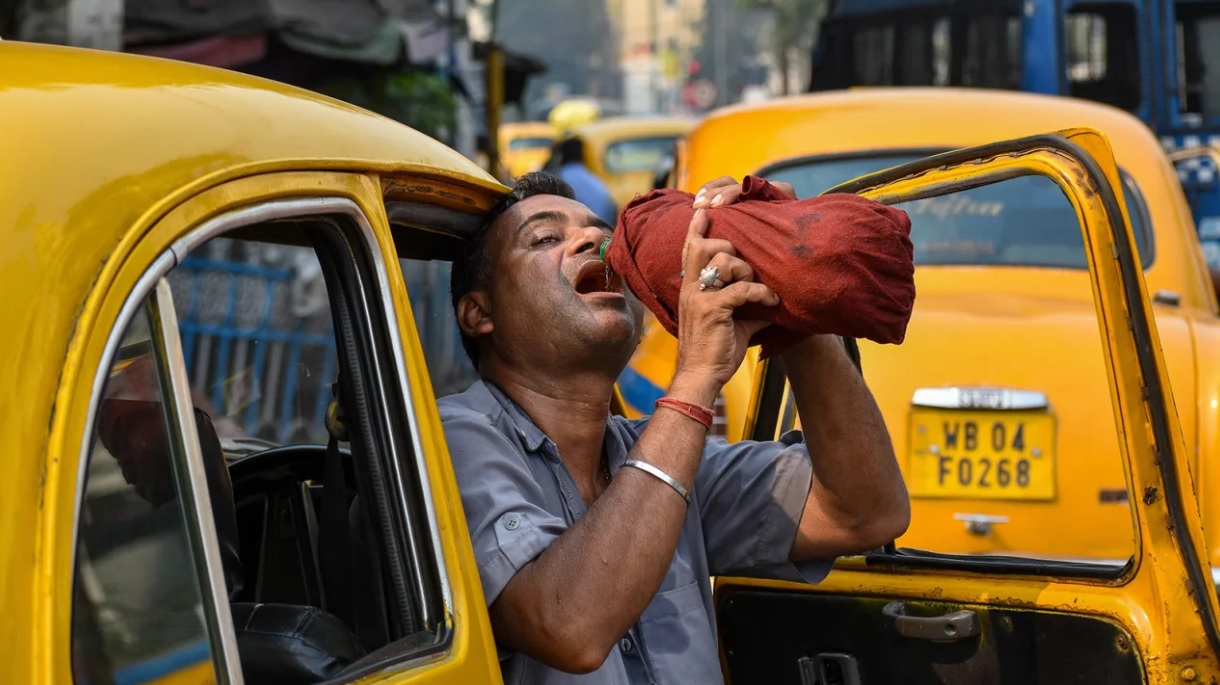 Một lái xe taxi uống nước trong cái nóng buổi trưa ở Kolkata, Ấn Độ vào ngày 18/4. (Ảnh: Getty Images)