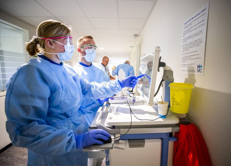 Các y tá chuẩn bị thuốc cho bệnh nhân Covid-19 tại một bệnh viện ở Hà Lan. (Ảnh: AFP)