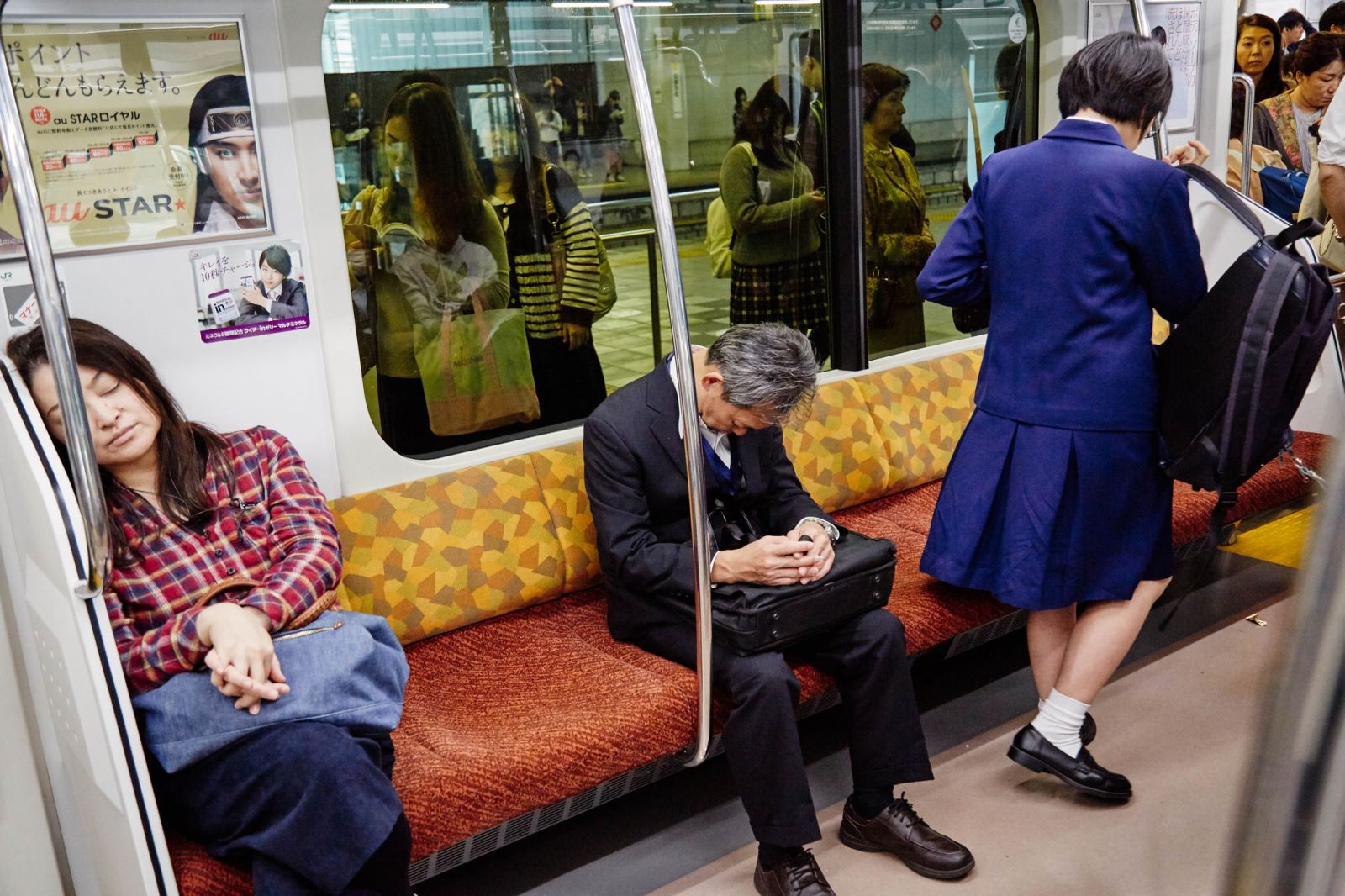 Hình ảnh người ngủ gật dễ thấy trên các toa tầu điện ngầm tại Nhật Bản. (Ảnh minh họa: NYTimes)