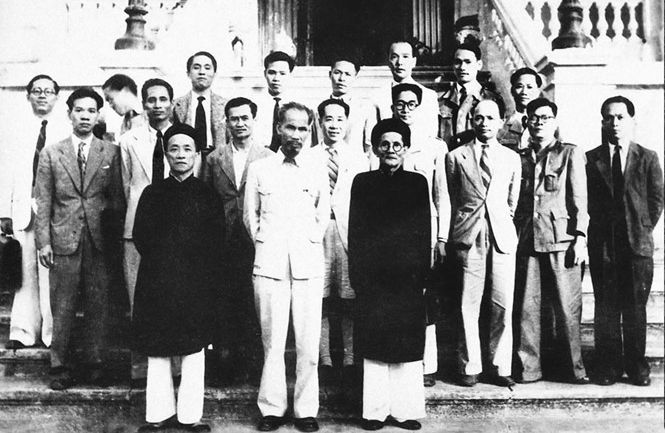 Chủ tịch Hồ Chí Minh và cụ Huỳnh Thúc Kháng (người mặc áo dài đứng bên phải) và nội các Chính phủ Liên hiệp lâm thời Việt Nam dân chủ cộng hoà (sau này là Chính phủ Liên hiệp kháng chiến). Ảnh tư liệu.