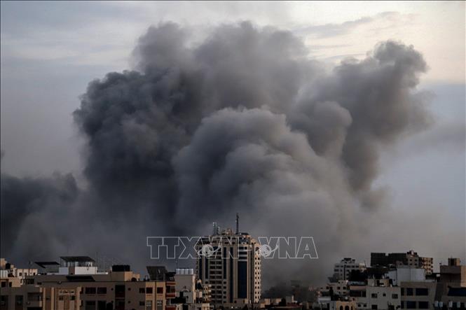 Khói bốc lên sau cuộc không kích của Israel xuống Dải Gaza ngày 9/10/2023. (Ảnh: THX/TTXVN)