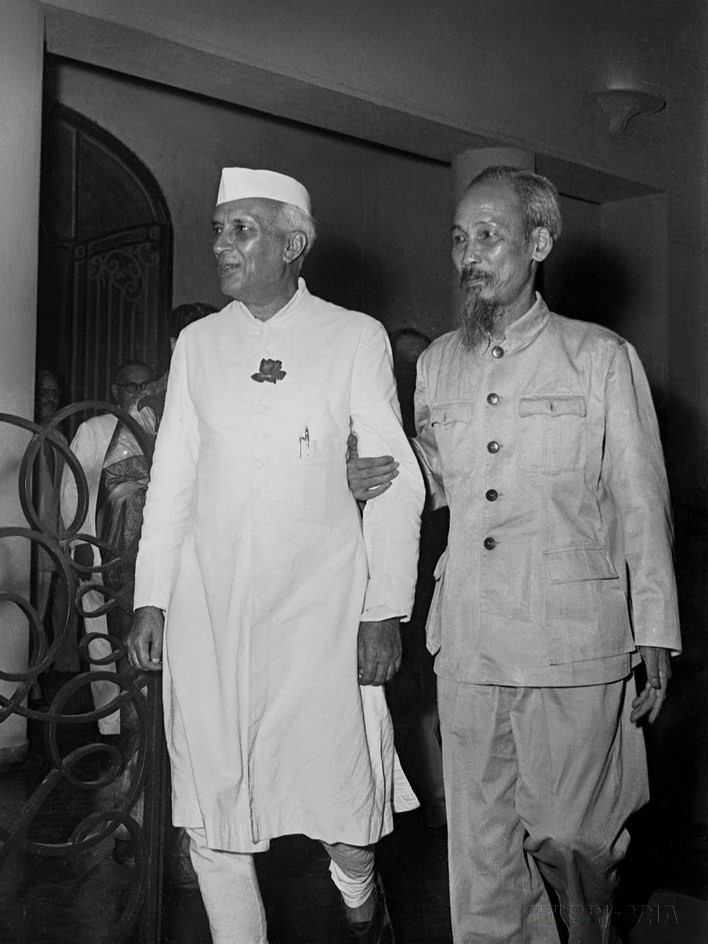 Chủ tịch Hồ Chí Minh tiếp thân mật Thủ tướng Ấn Độ Jawaharlal Nehru thăm hữu nghị Việt Nam (17/10/1954) ngay khi Hà Nội vừa được giải phóng. (Nguồn: TTXVN)