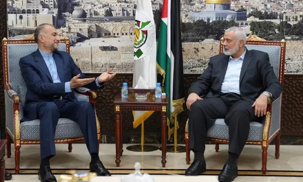 Ngoại trưởng Iran Hossein Amir-Abdollahian (trái) và Thủ lĩnh chính trị của Hamas, Ismail Haniyeh,  tại Doha, Qatar, vào cuối tháng 10. (Ảnh: AP)